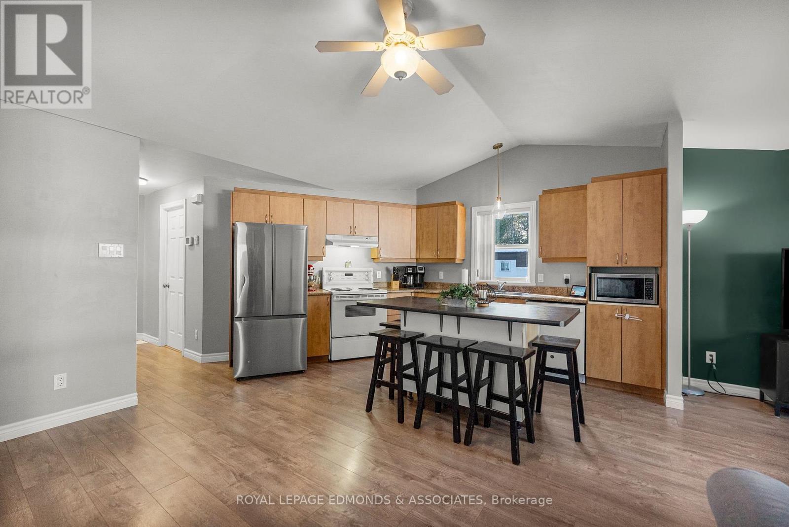 












5 HUNTERS RUN LANE

,
Laurentian Hills,




Ontario
K0J1J0

