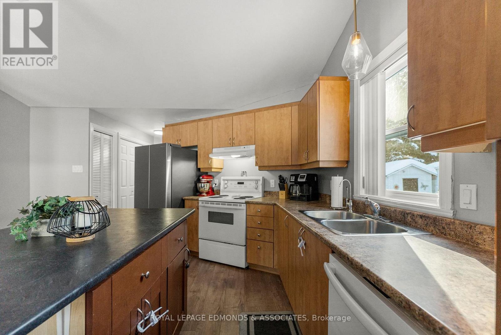 












5 HUNTERS RUN LANE

,
Laurentian Hills,




Ontario
K0J1J0

