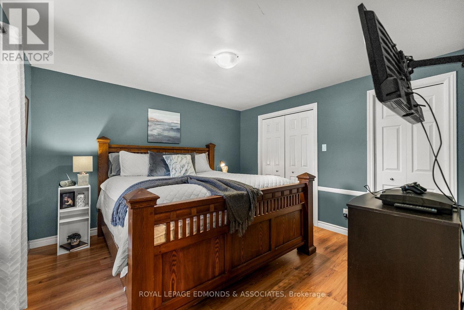 












5 HUNTERS RUN LANE

,
Laurentian Hills,




Ontario
K0J1J0

