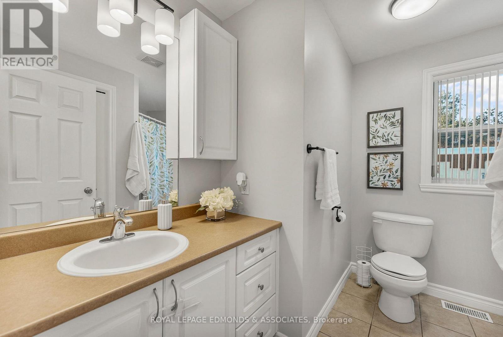 












5 HUNTERS RUN LANE

,
Laurentian Hills,




Ontario
K0J1J0

