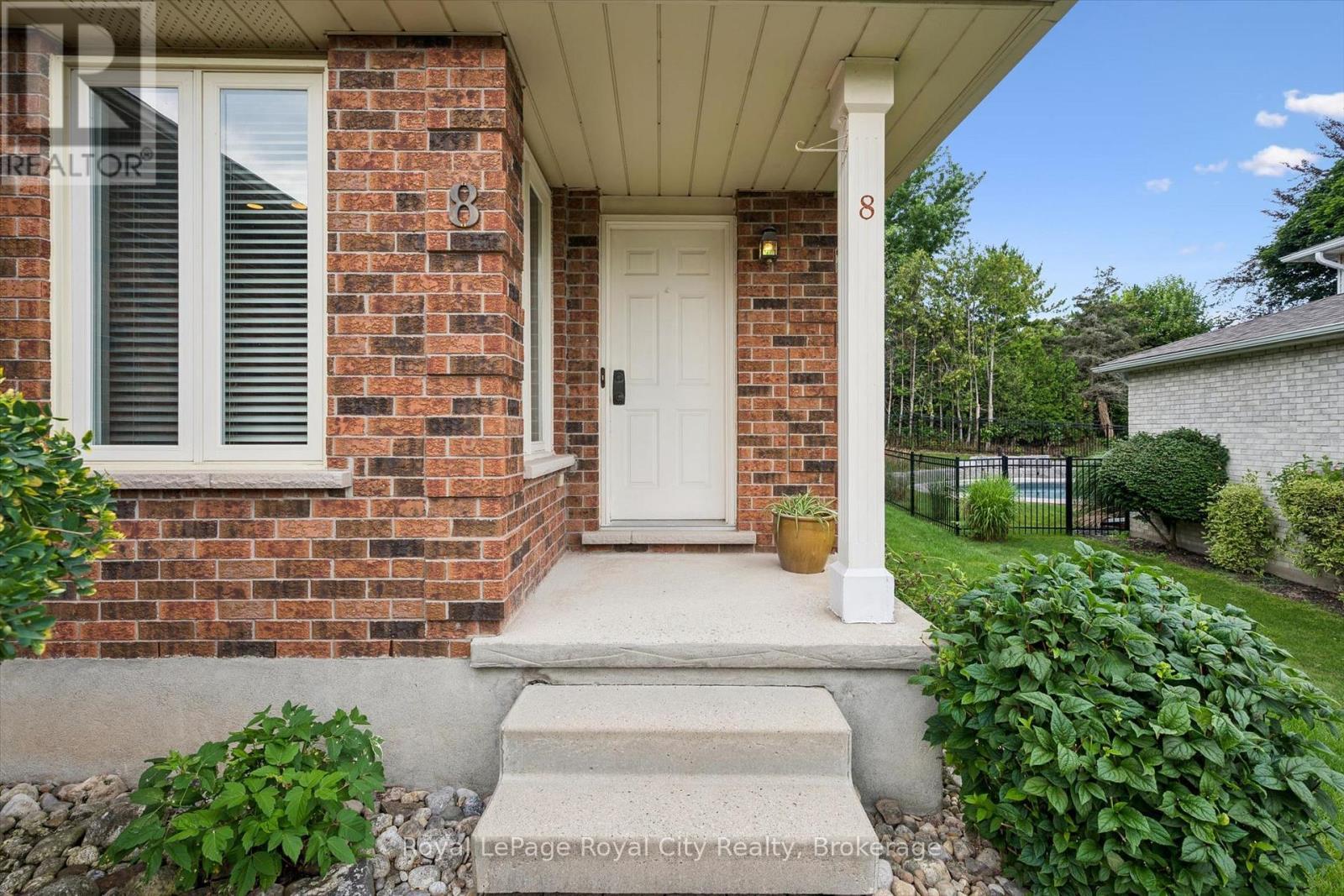 












8 MOLLISON COURT

,
Guelph (Kortright Hills),




Ontario
N1C1A7

