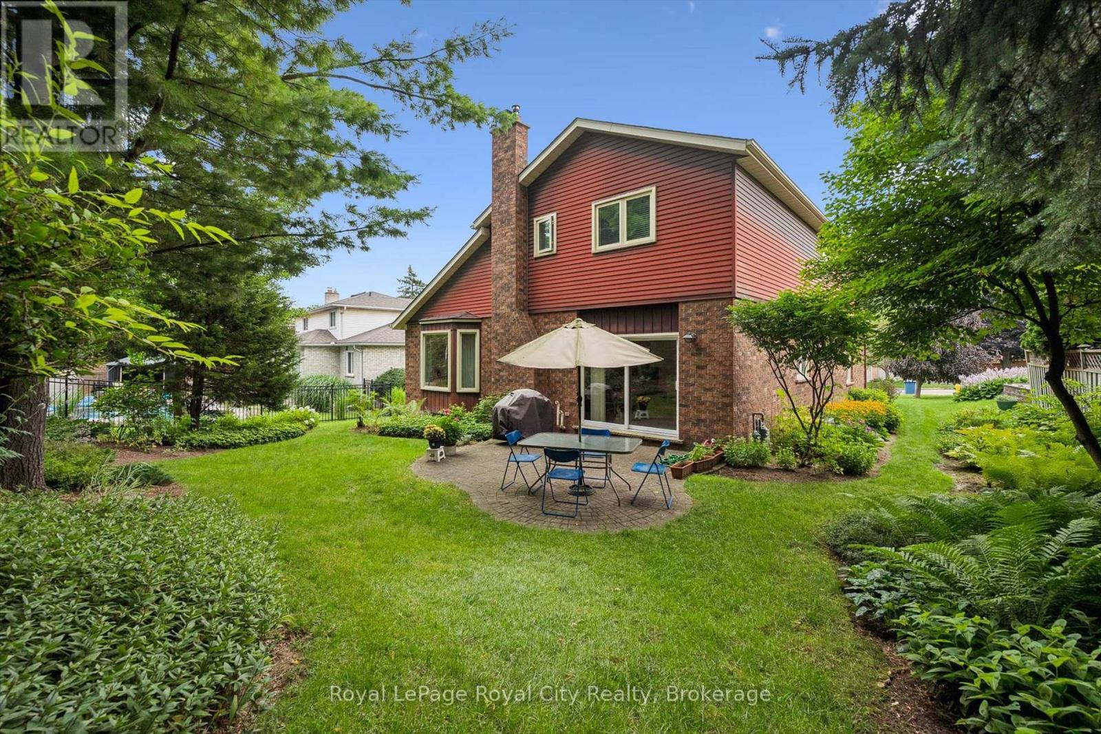 












8 MOLLISON COURT

,
Guelph (Kortright Hills),




Ontario
N1C1A7

