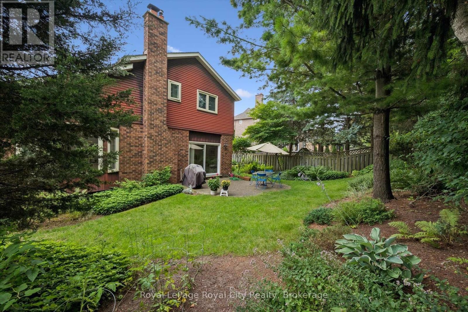 












8 MOLLISON COURT

,
Guelph (Kortright Hills),




Ontario
N1C1A7

