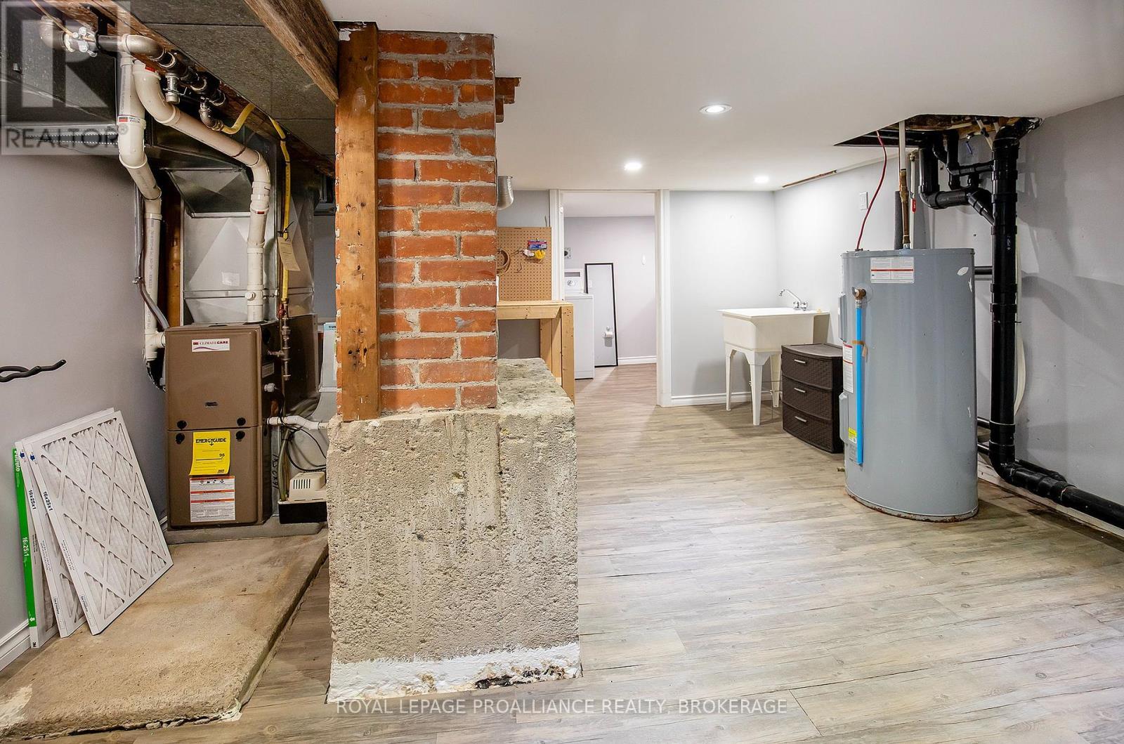 












75 SCOTT STREET

,
Kingston (Central City East),




Ontario
K7L1L6

