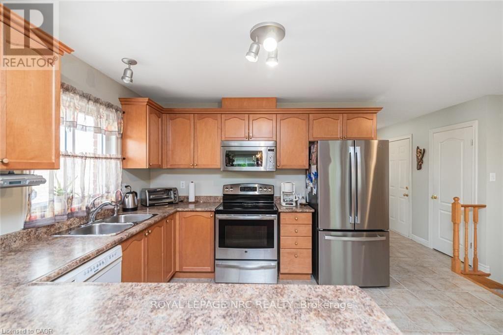 












80 VINIFERA DRIVE

,
Grimsby (Grimsby East),




Ontario
L3M5S6

