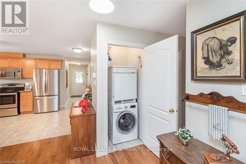 












80 VINIFERA DRIVE

,
Grimsby (Grimsby East),




Ontario
L3M5S6

