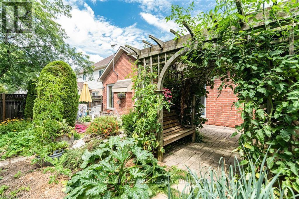 












80 VINIFERA DRIVE

,
Grimsby (Grimsby East),




Ontario
L3M5S6

