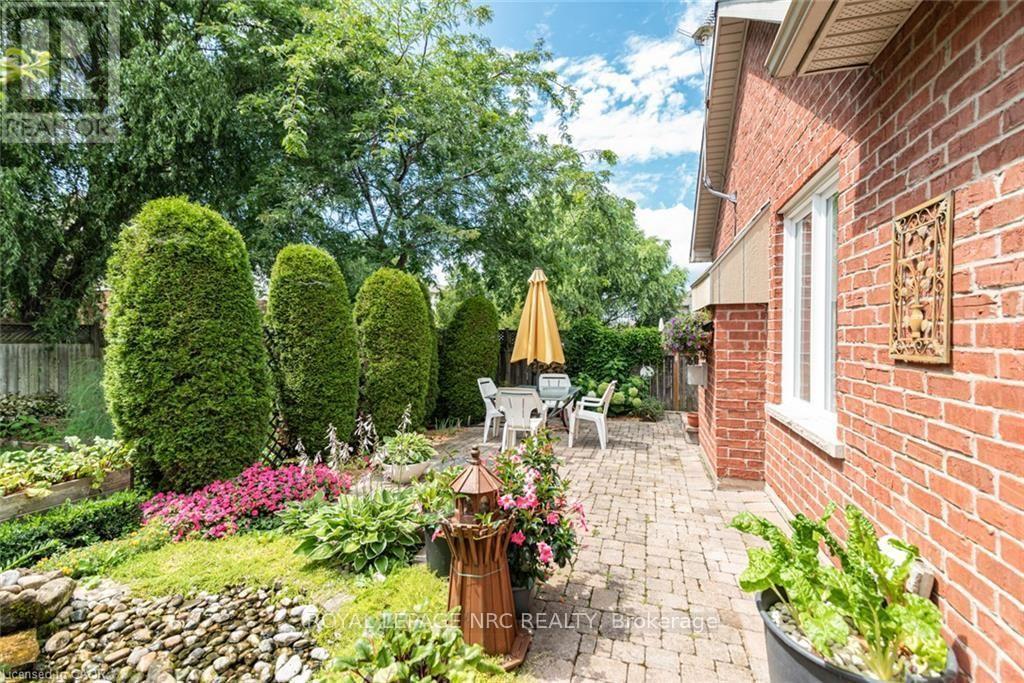 












80 VINIFERA DRIVE

,
Grimsby (Grimsby East),




Ontario
L3M5S6

