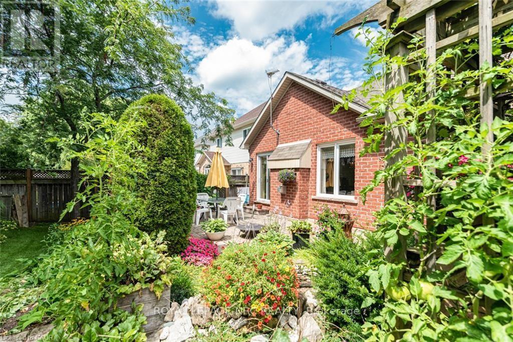 












80 VINIFERA DRIVE

,
Grimsby (Grimsby East),




Ontario
L3M5S6

