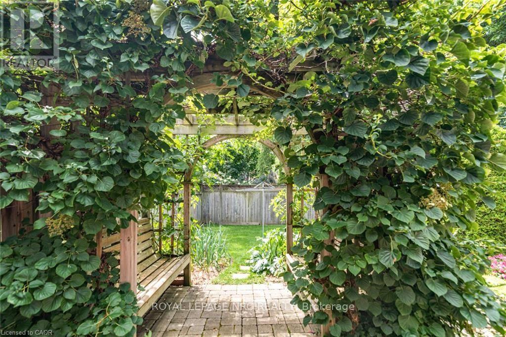 












80 VINIFERA DRIVE

,
Grimsby (Grimsby East),




Ontario
L3M5S6

