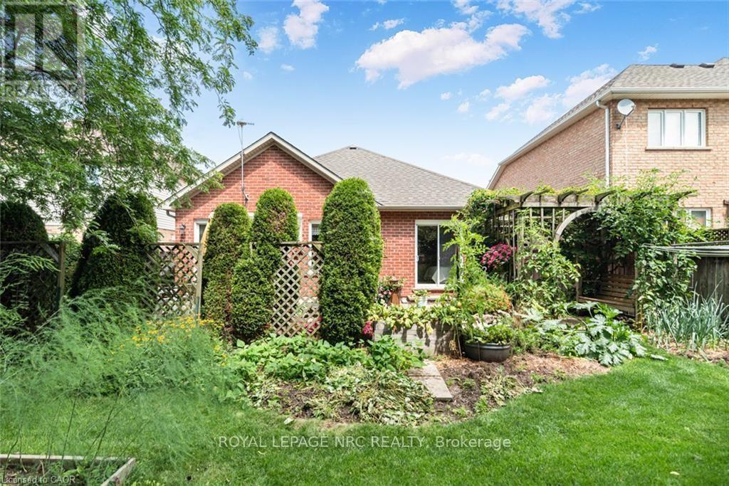 












80 VINIFERA DRIVE

,
Grimsby (Grimsby East),




Ontario
L3M5S6

