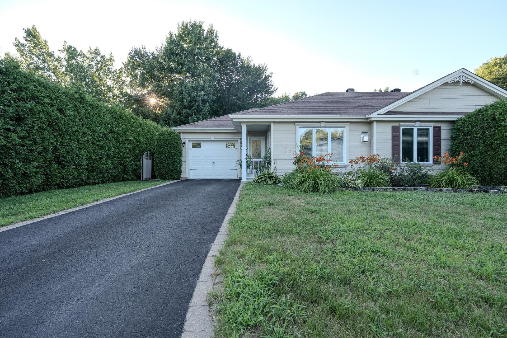 









1161


Rue Lise

,
Lavaltrie,




QC
J5T0E3

