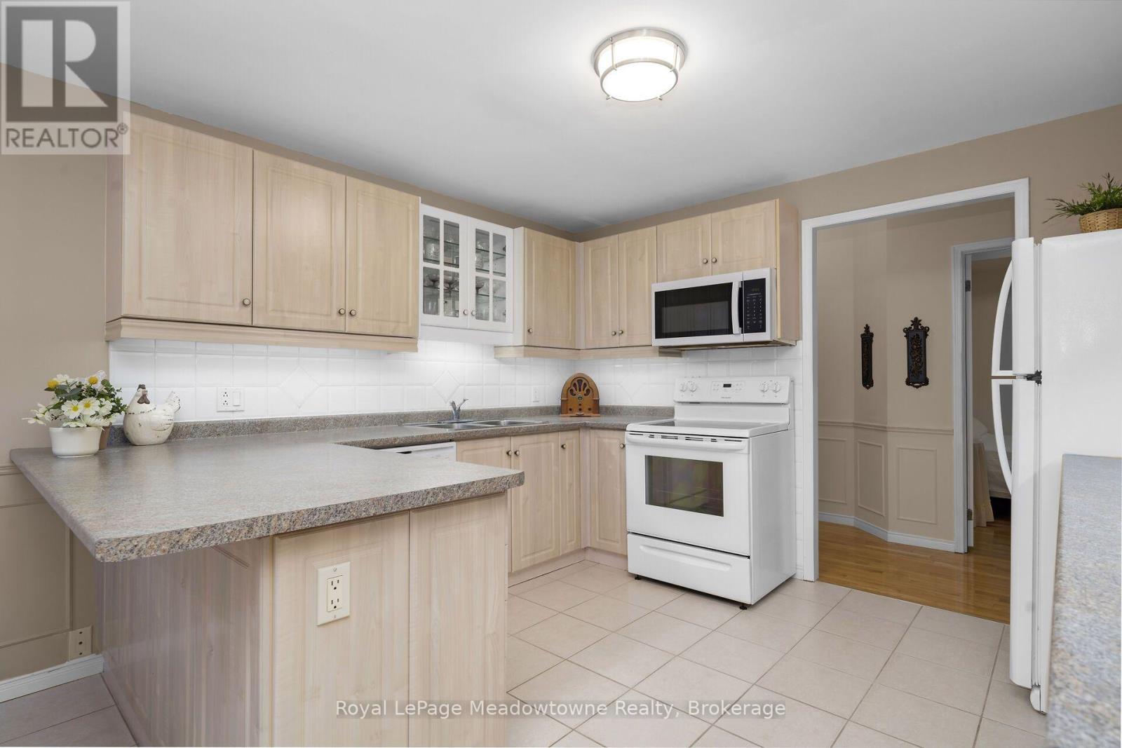 












210 - 2075 AMHERST HEIGHTS DRIVE

,
Burlington (Brant Hills),




Ontario
L7P5B8

