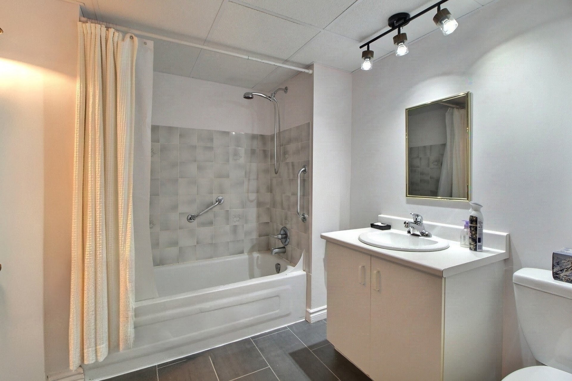









270


122e Rue

,
Shawinigan,




QC
G9P3N2

