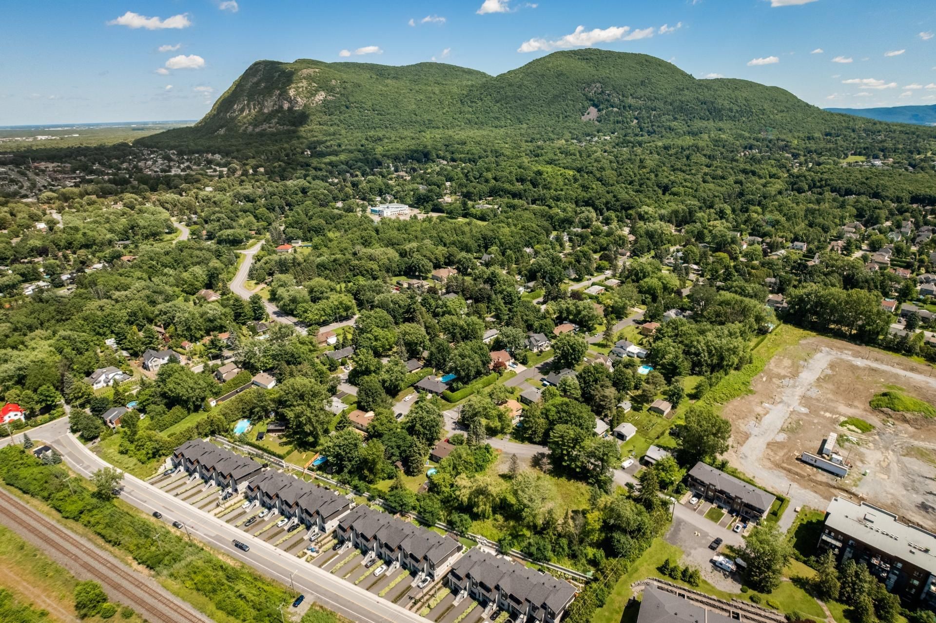 









243


Rue St-Jacques

,
Mont-Saint-Hilaire,







QC
J3H3P8

