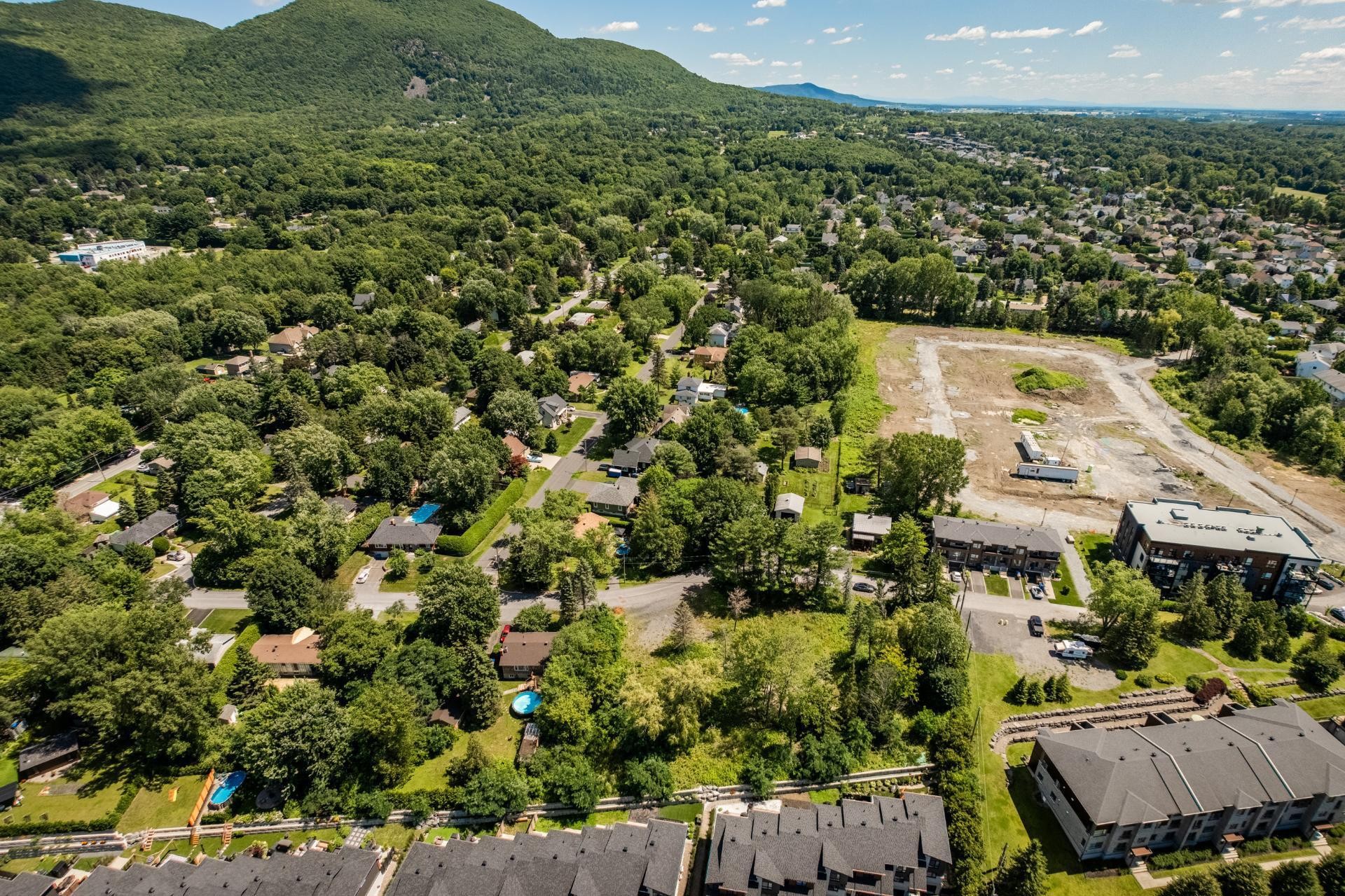 









243


Rue St-Jacques

,
Mont-Saint-Hilaire,







QC
J3H3P8


