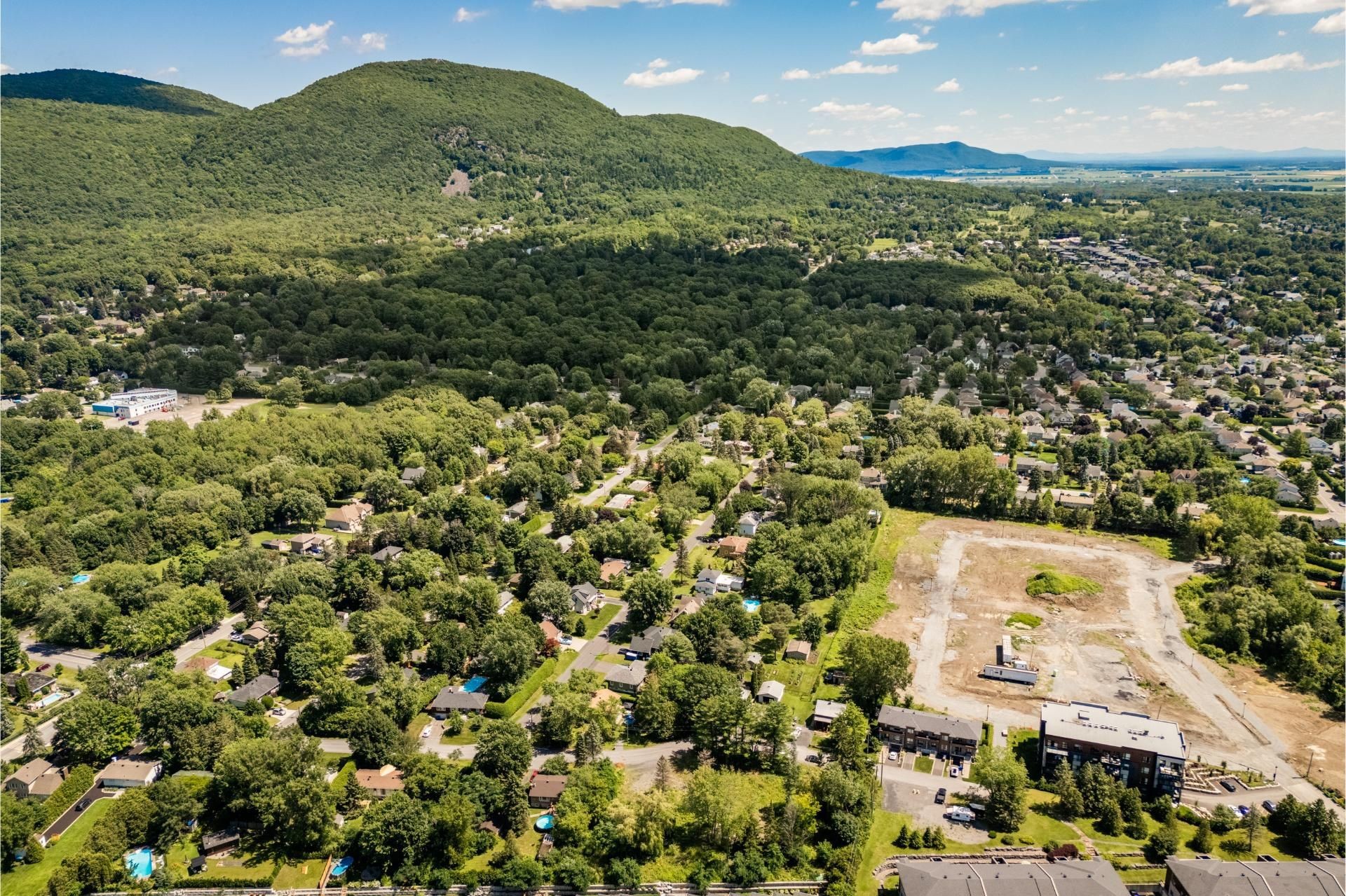 









243


Rue St-Jacques

,
Mont-Saint-Hilaire,







QC
J3H3P8

