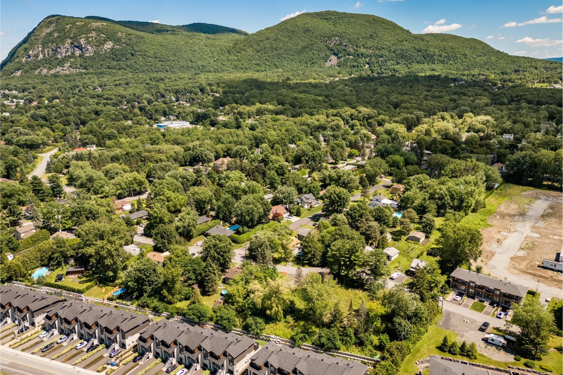 









243


Rue St-Jacques

,
Mont-Saint-Hilaire,







QC
J3H3P8


