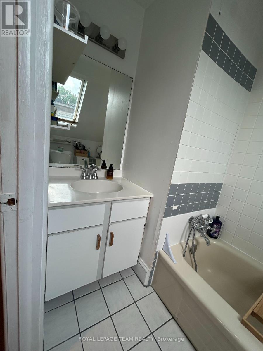












B - 427 SUNNYSIDE AVENUE

,
Ottawa,




Ontario
K1S0S6

