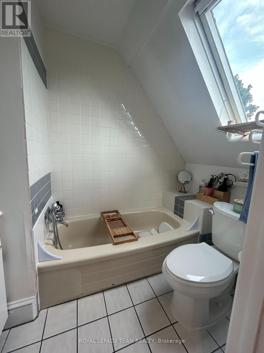 












B - 427 SUNNYSIDE AVENUE

,
Ottawa,




Ontario
K1S0S6


