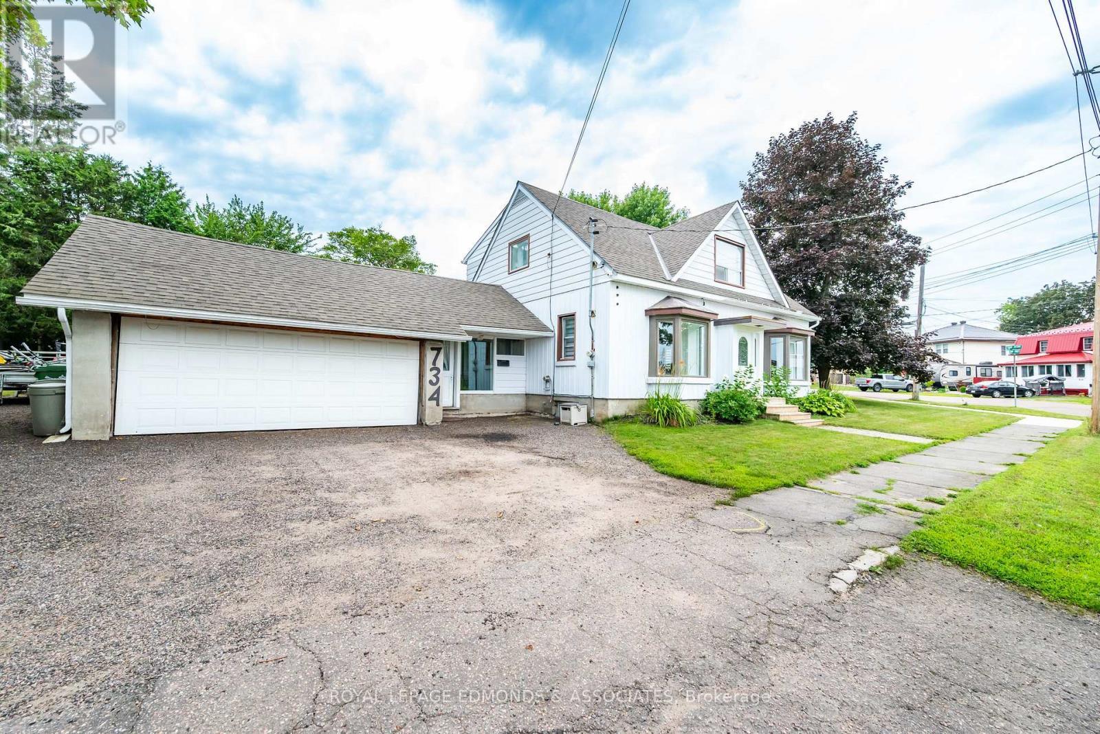 












734 FRONT STREET

,
Pembroke,




Ontario
K8A6J6

