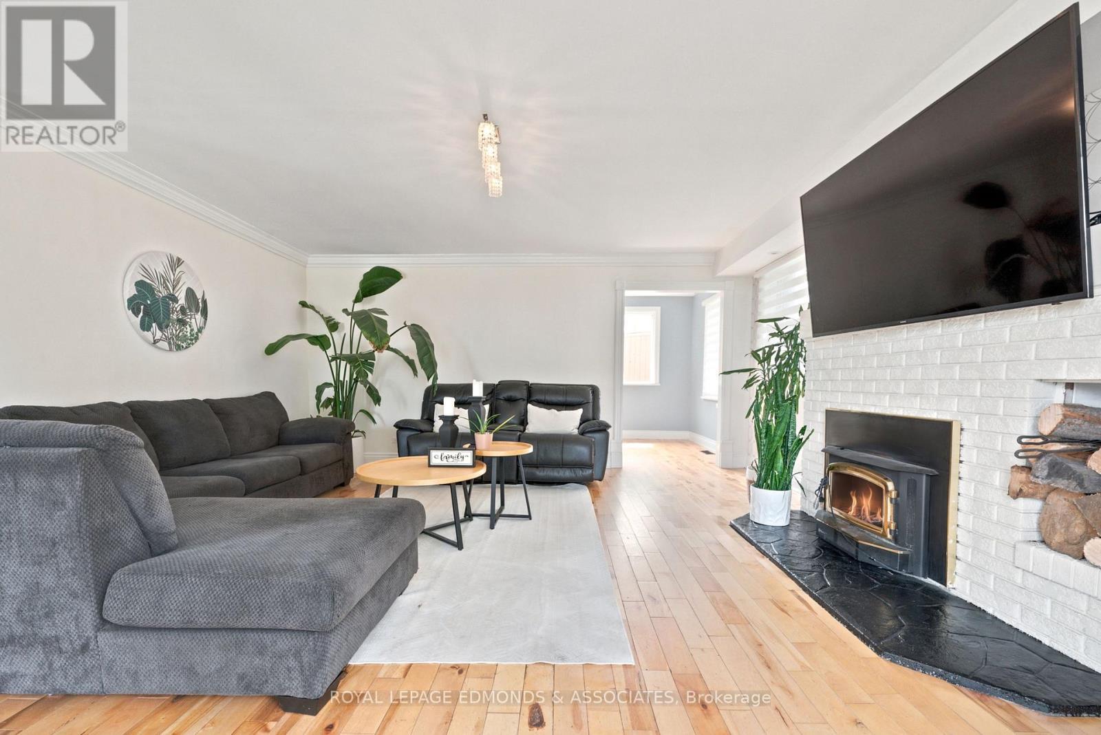 












734 FRONT STREET

,
Pembroke,




Ontario
K8A6J6


