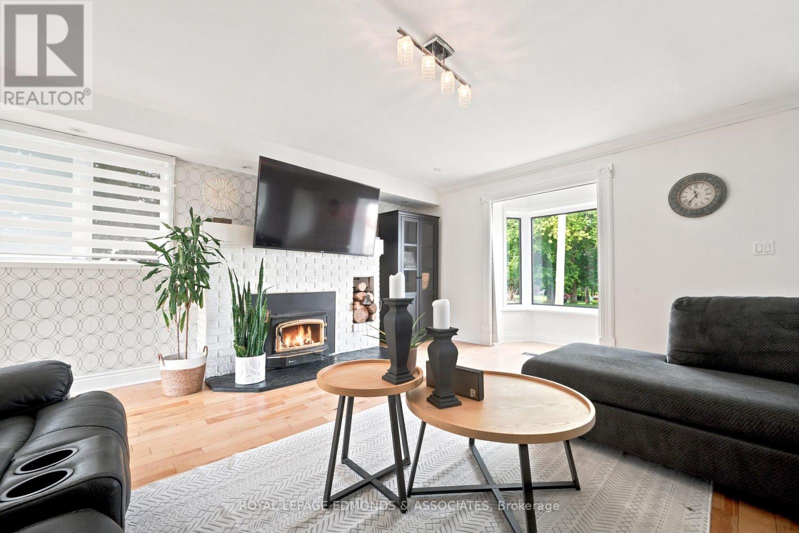












734 FRONT STREET

,
Pembroke,




Ontario
K8A6J6

