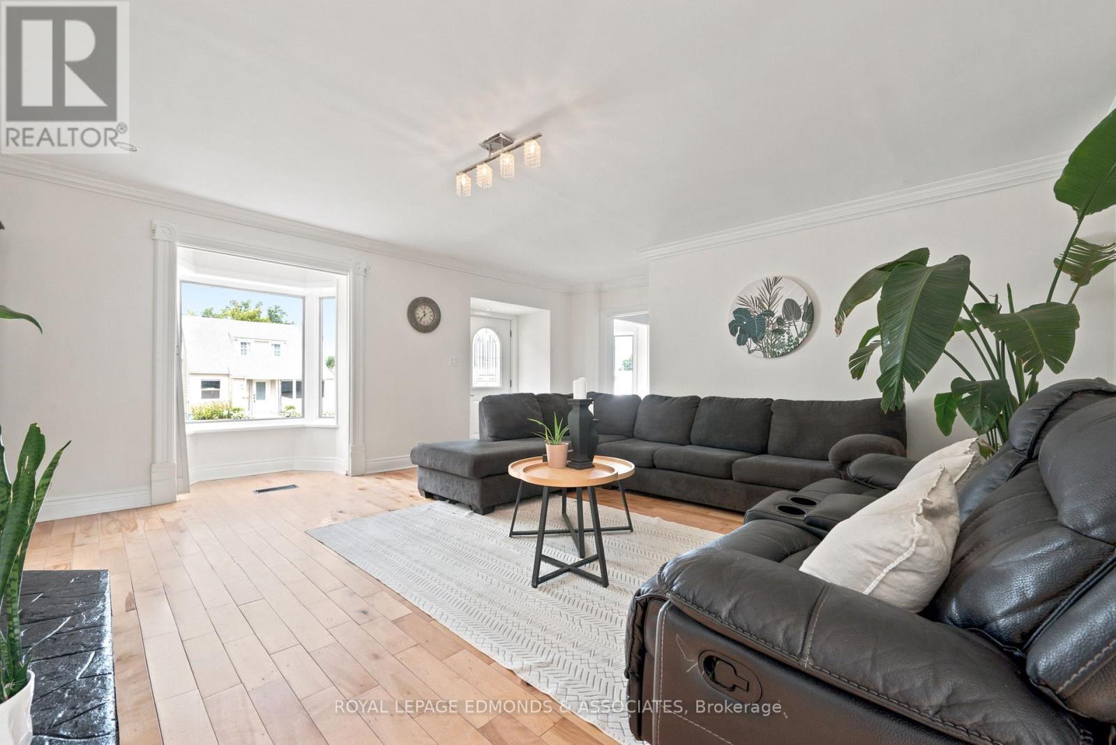 












734 FRONT STREET

,
Pembroke,




Ontario
K8A6J6

