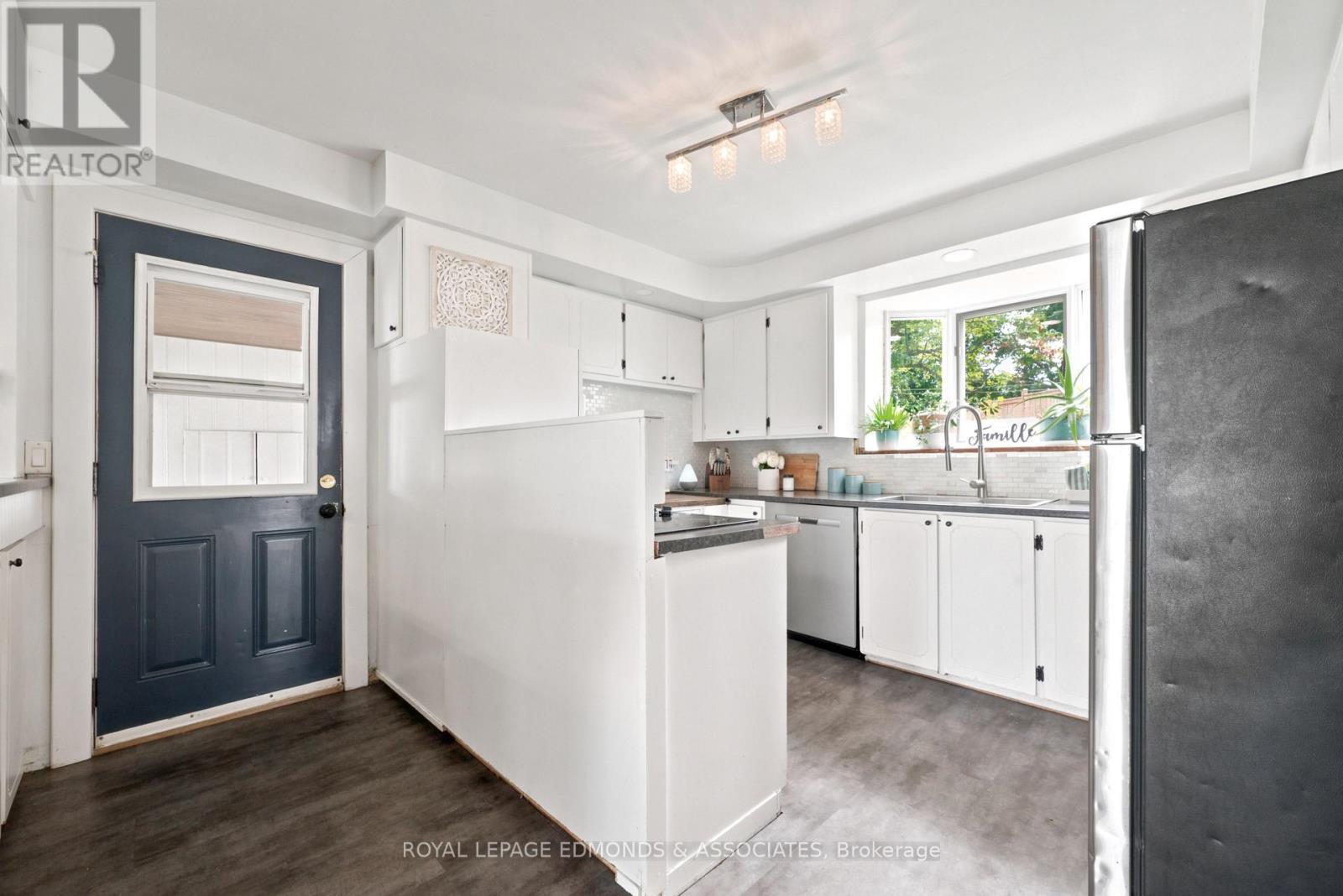 












734 FRONT STREET

,
Pembroke,




Ontario
K8A6J6

