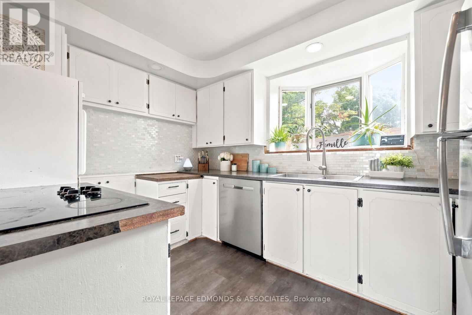












734 FRONT STREET

,
Pembroke,




Ontario
K8A6J6

