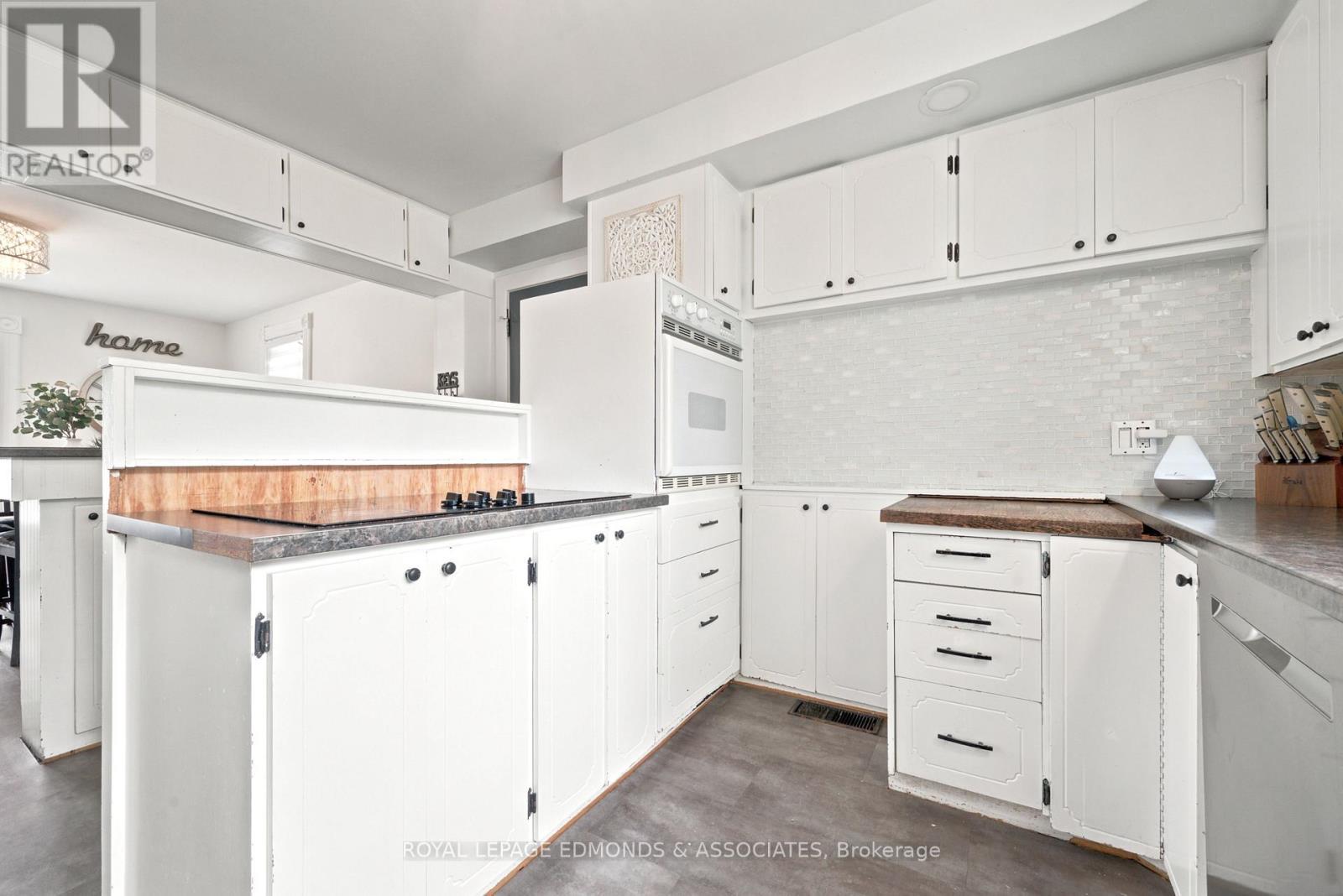 












734 FRONT STREET

,
Pembroke,




Ontario
K8A6J6

