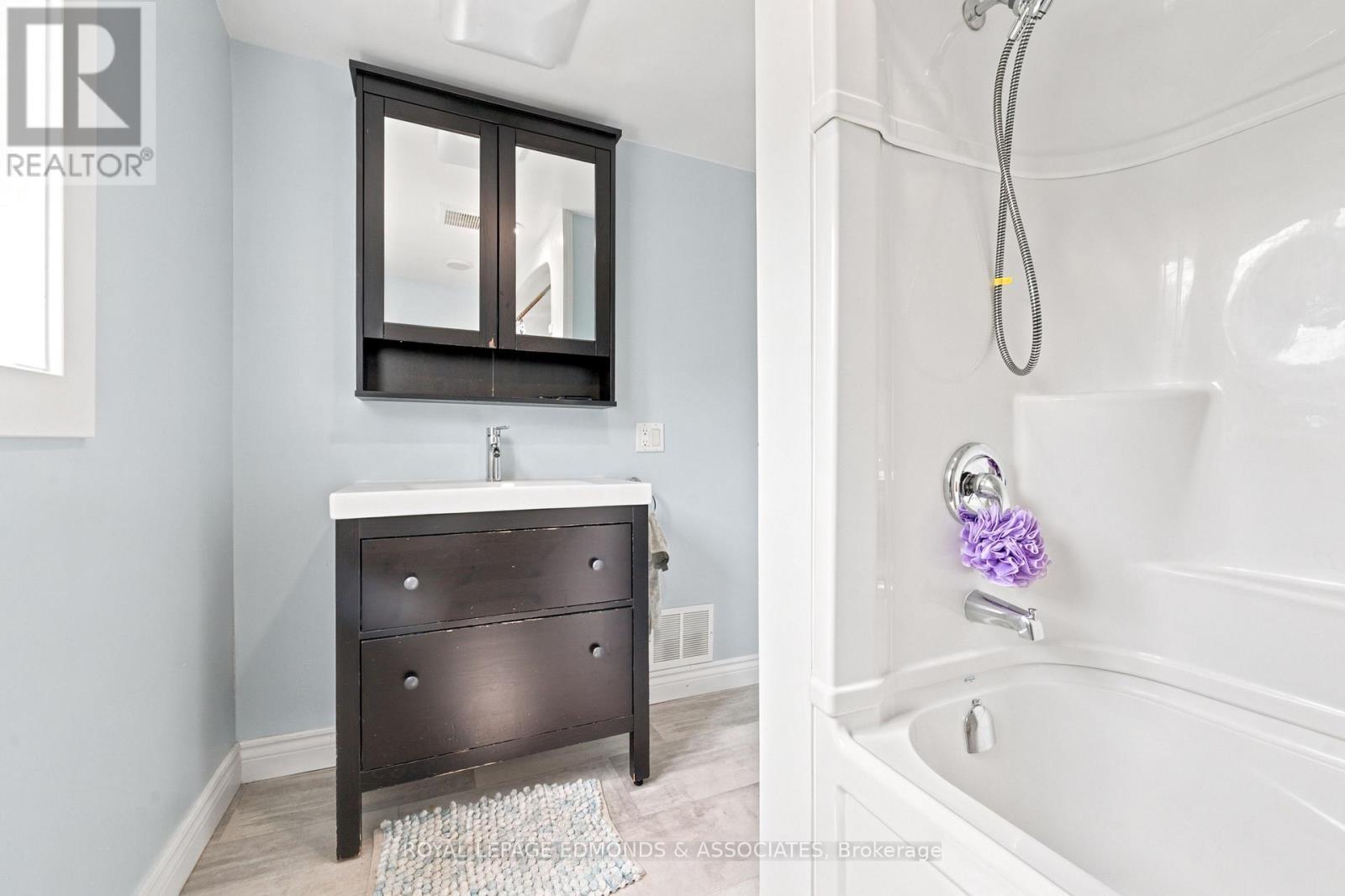 












734 FRONT STREET

,
Pembroke,




Ontario
K8A6J6

