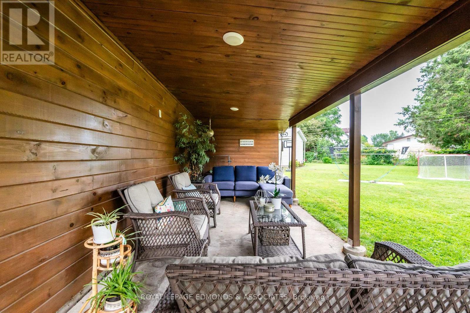 












734 FRONT STREET

,
Pembroke,




Ontario
K8A6J6

