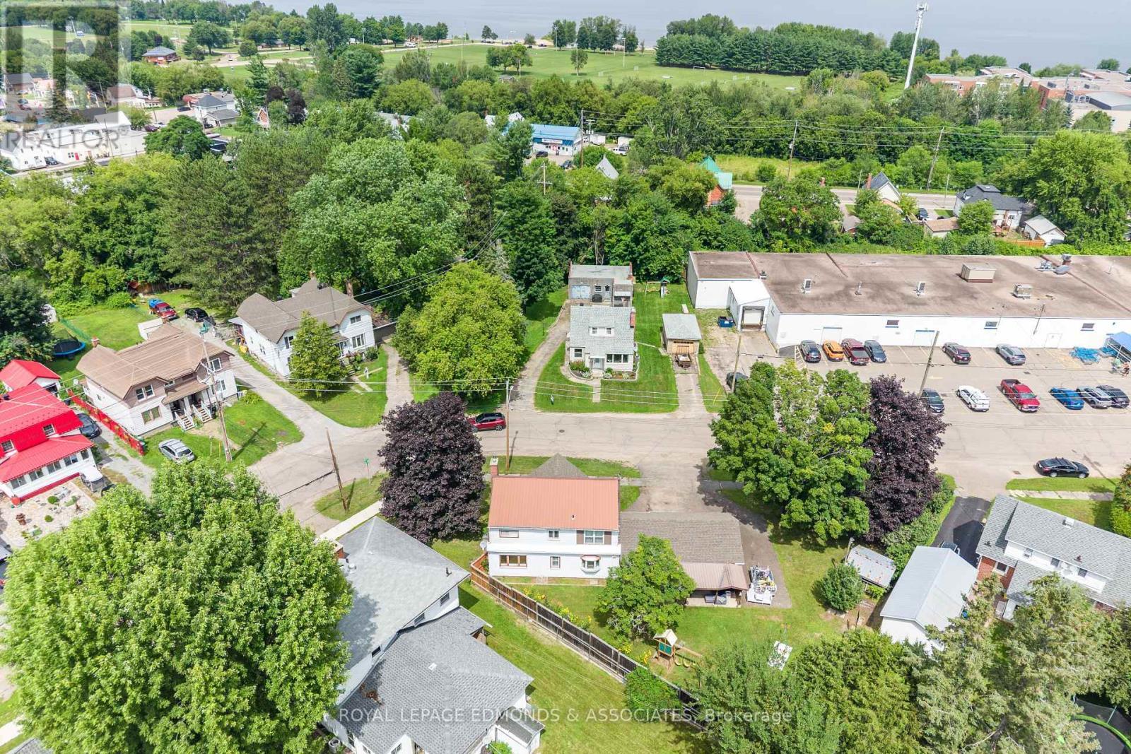 












734 FRONT STREET

,
Pembroke,




Ontario
K8A6J6

