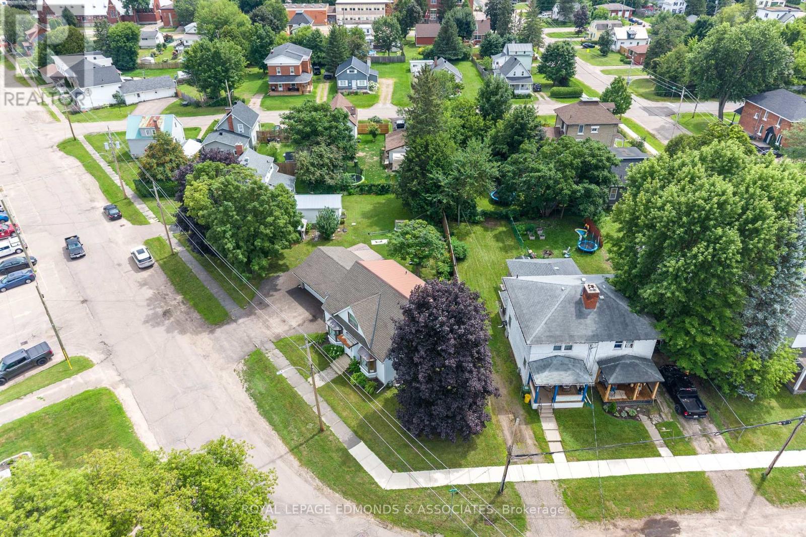 












734 FRONT STREET

,
Pembroke,




Ontario
K8A6J6

