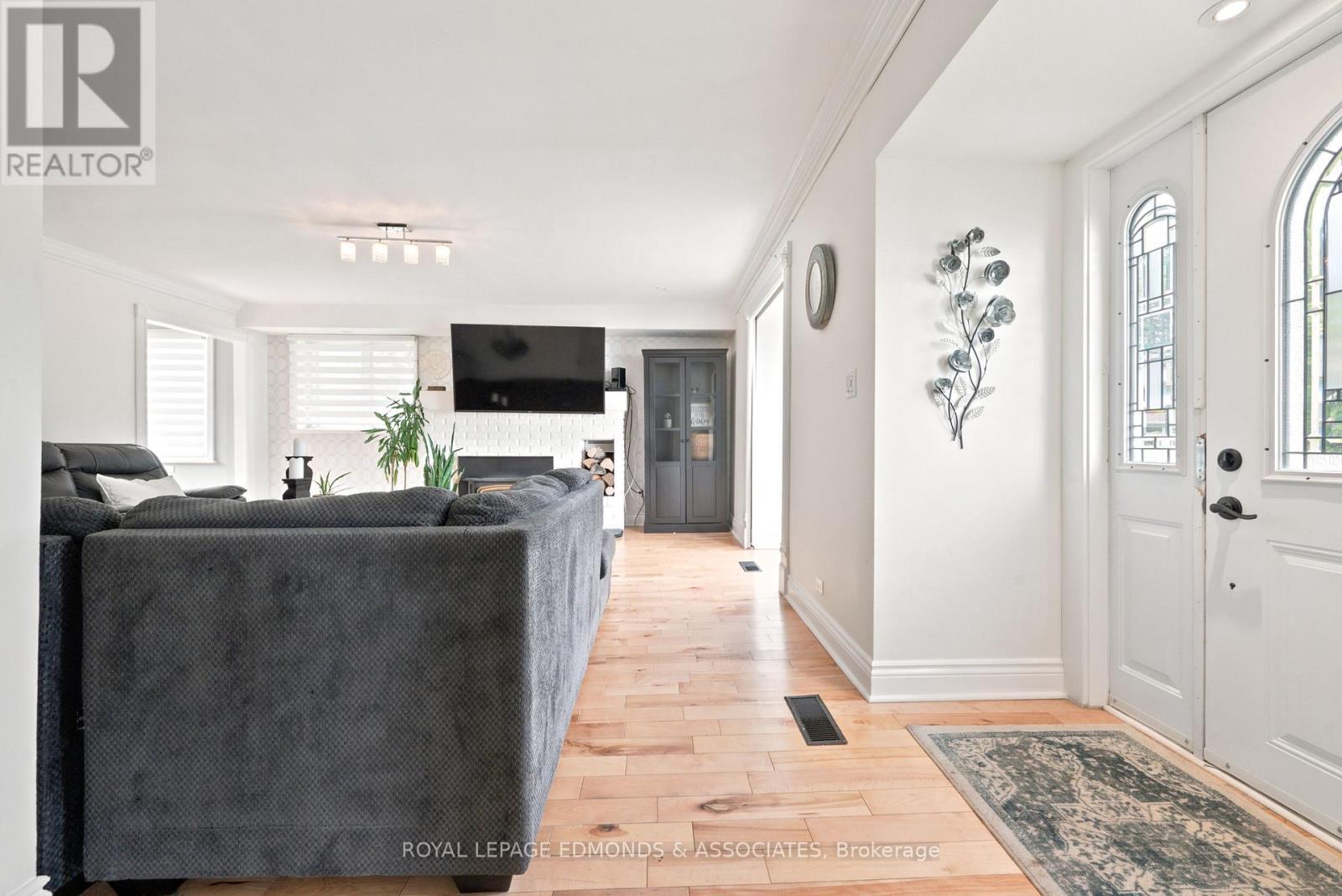 












734 FRONT STREET

,
Pembroke,




Ontario
K8A6J6

