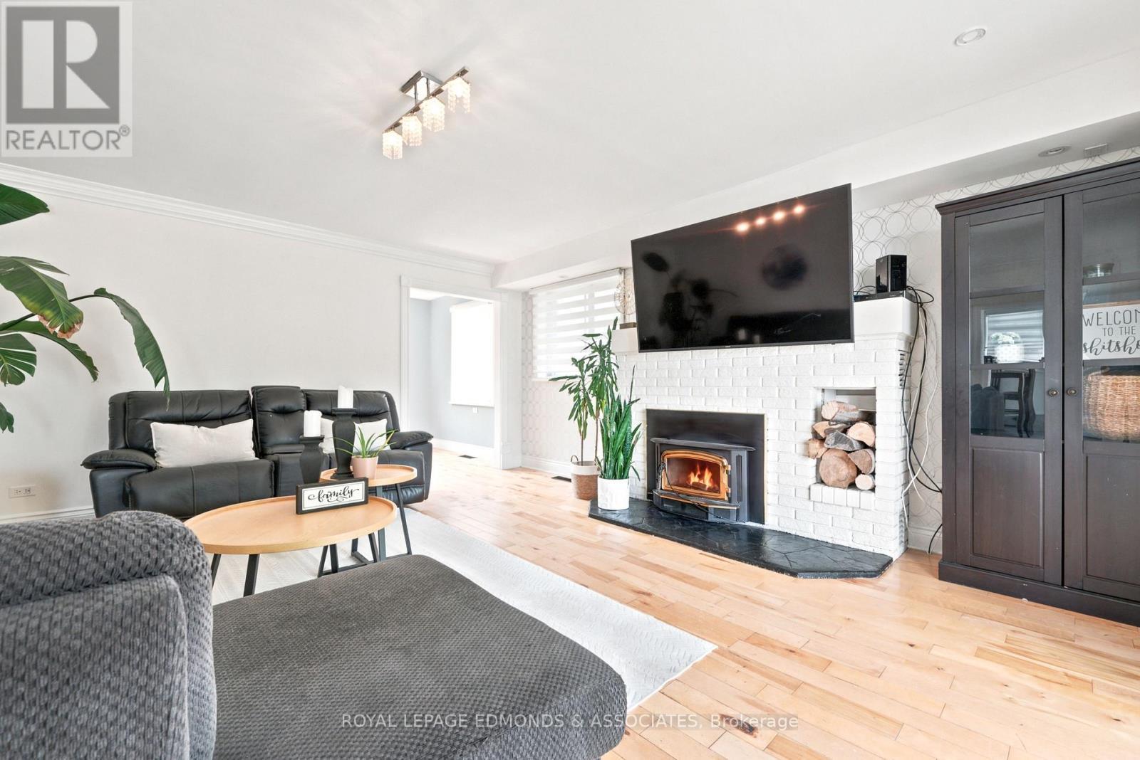 












734 FRONT STREET

,
Pembroke,




Ontario
K8A6J6

