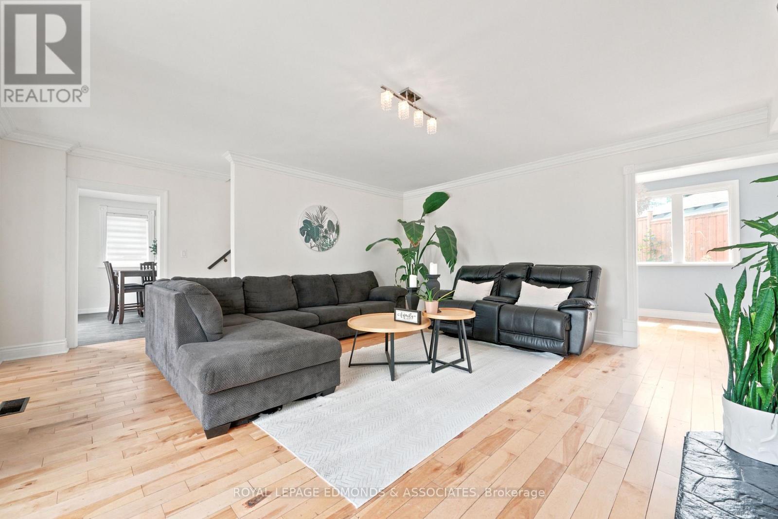












734 FRONT STREET

,
Pembroke,




Ontario
K8A6J6

