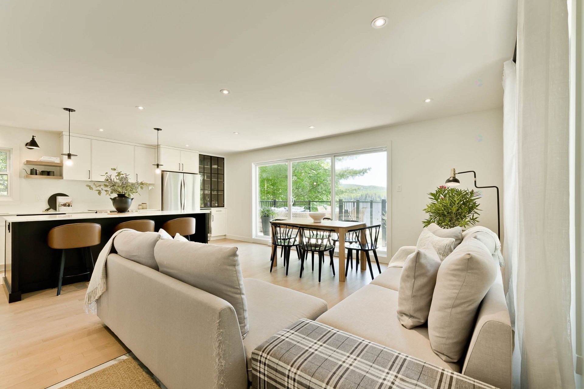 









375


Rue des Sapins

,
Sainte-Catherine-de-Hatley,




QC
J0B1W0

