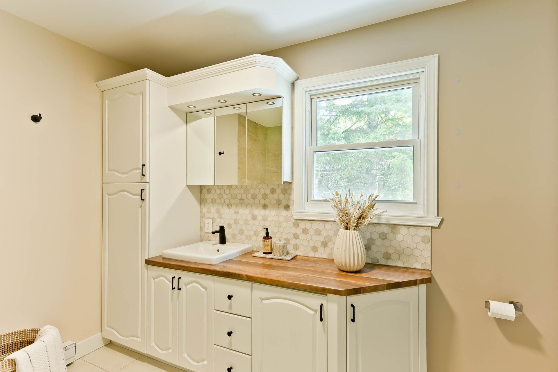 









375


Rue des Sapins

,
Sainte-Catherine-de-Hatley,




QC
J0B1W0

