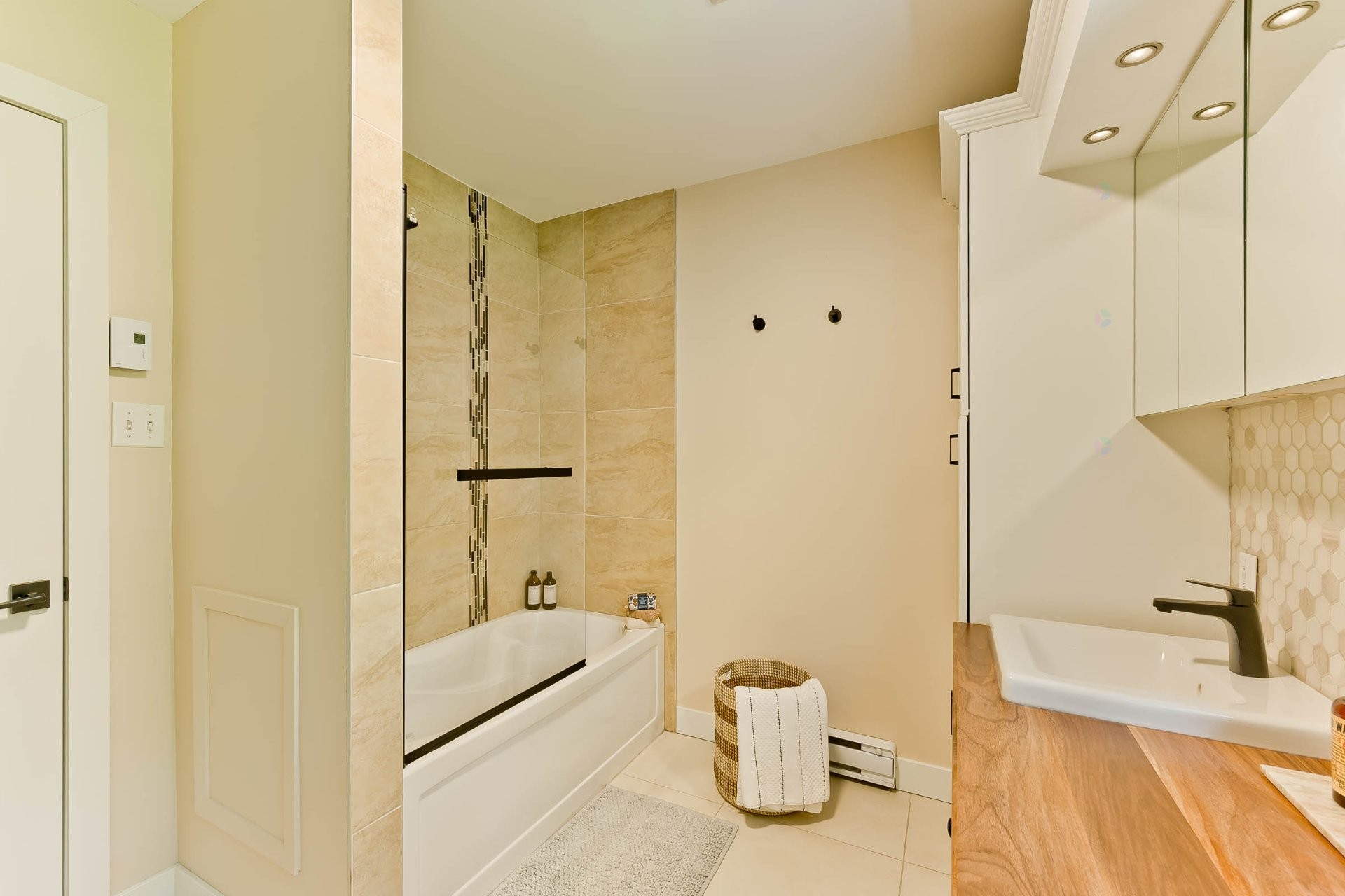 









375


Rue des Sapins

,
Sainte-Catherine-de-Hatley,




QC
J0B1W0

