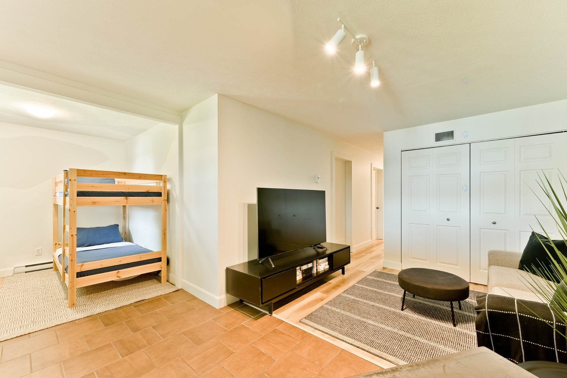 









375


Rue des Sapins

,
Sainte-Catherine-de-Hatley,




QC
J0B1W0

