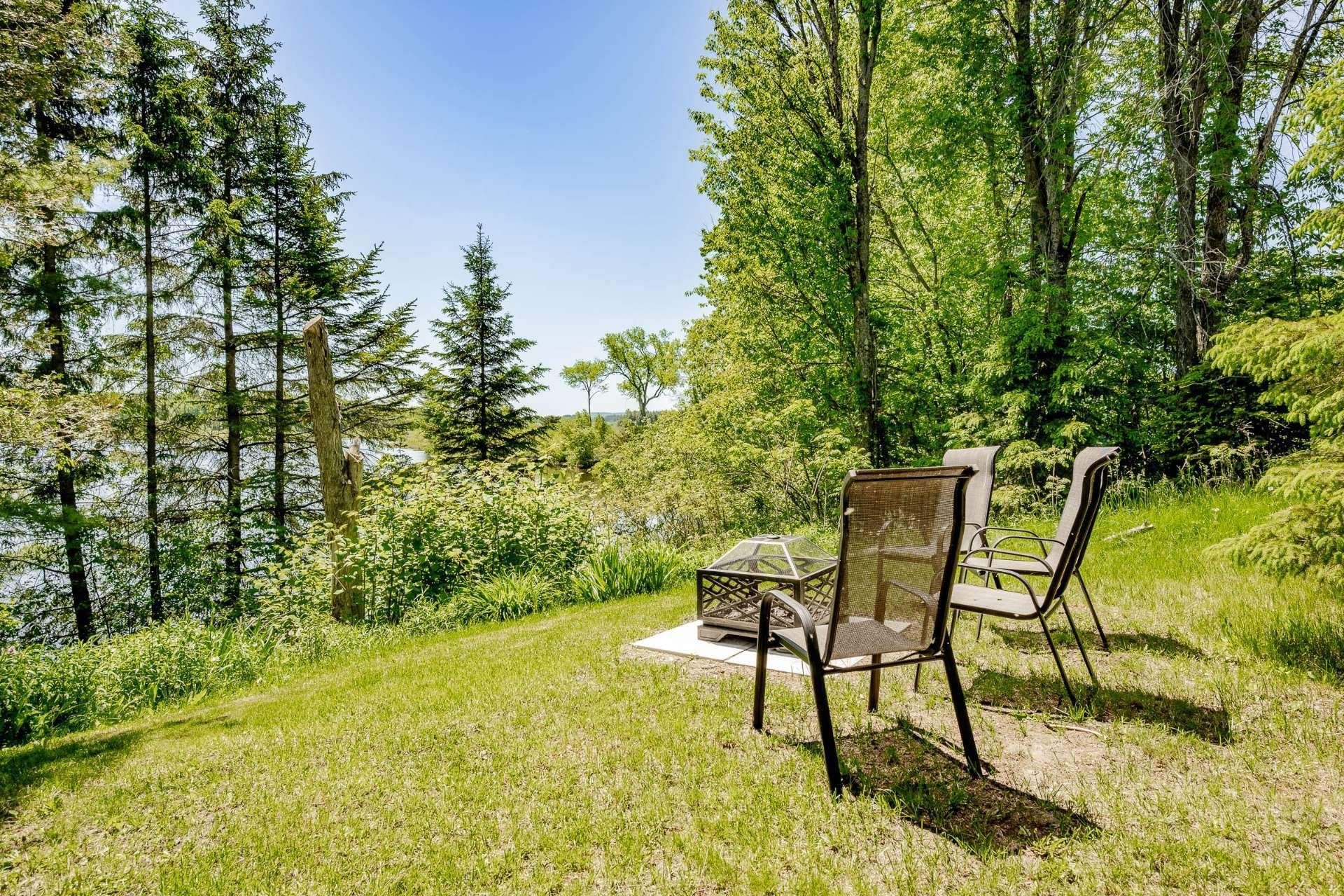 









375


Rue des Sapins

,
Sainte-Catherine-de-Hatley,




QC
J0B1W0

