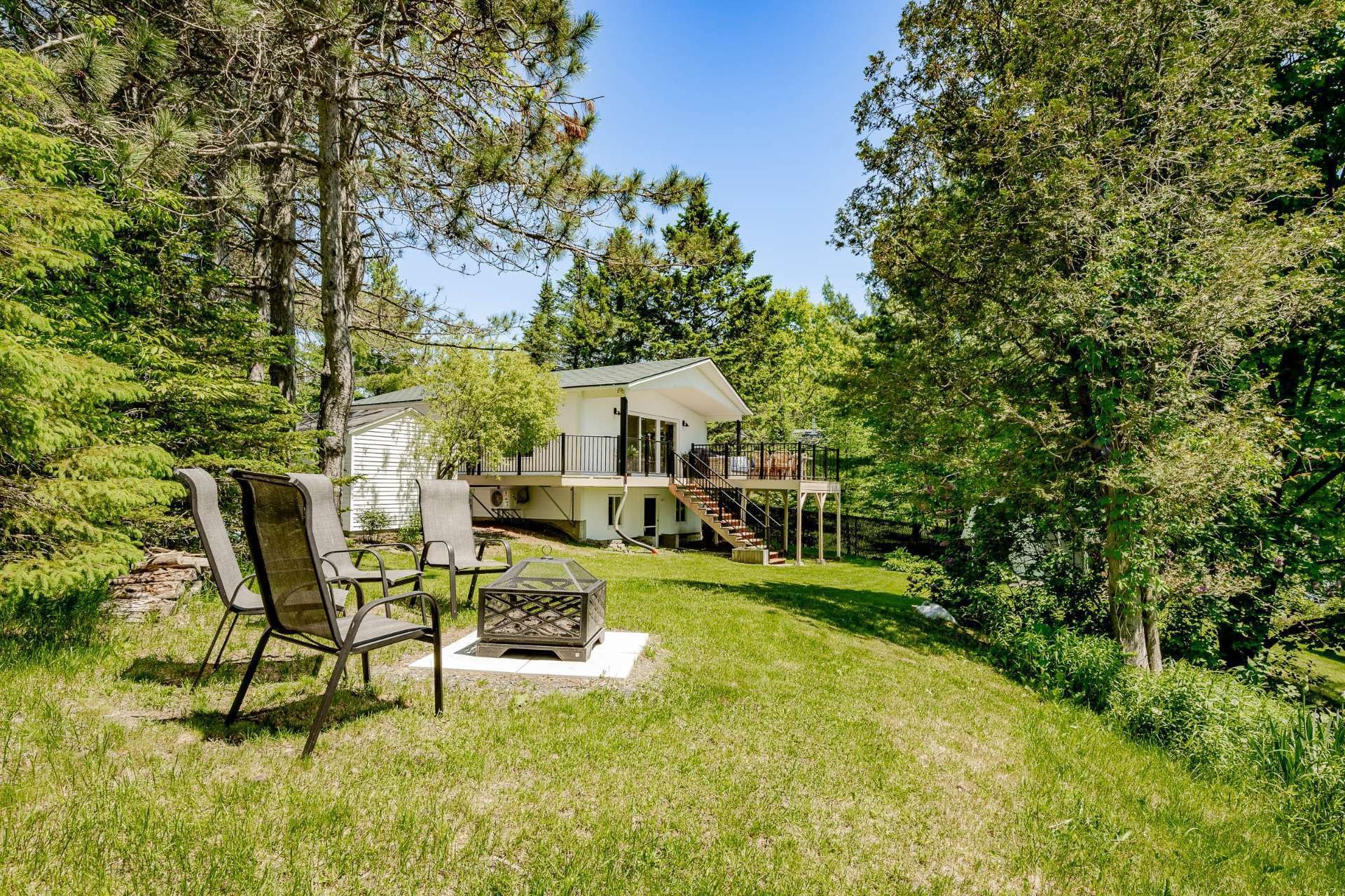 









375


Rue des Sapins

,
Sainte-Catherine-de-Hatley,




QC
J0B1W0


