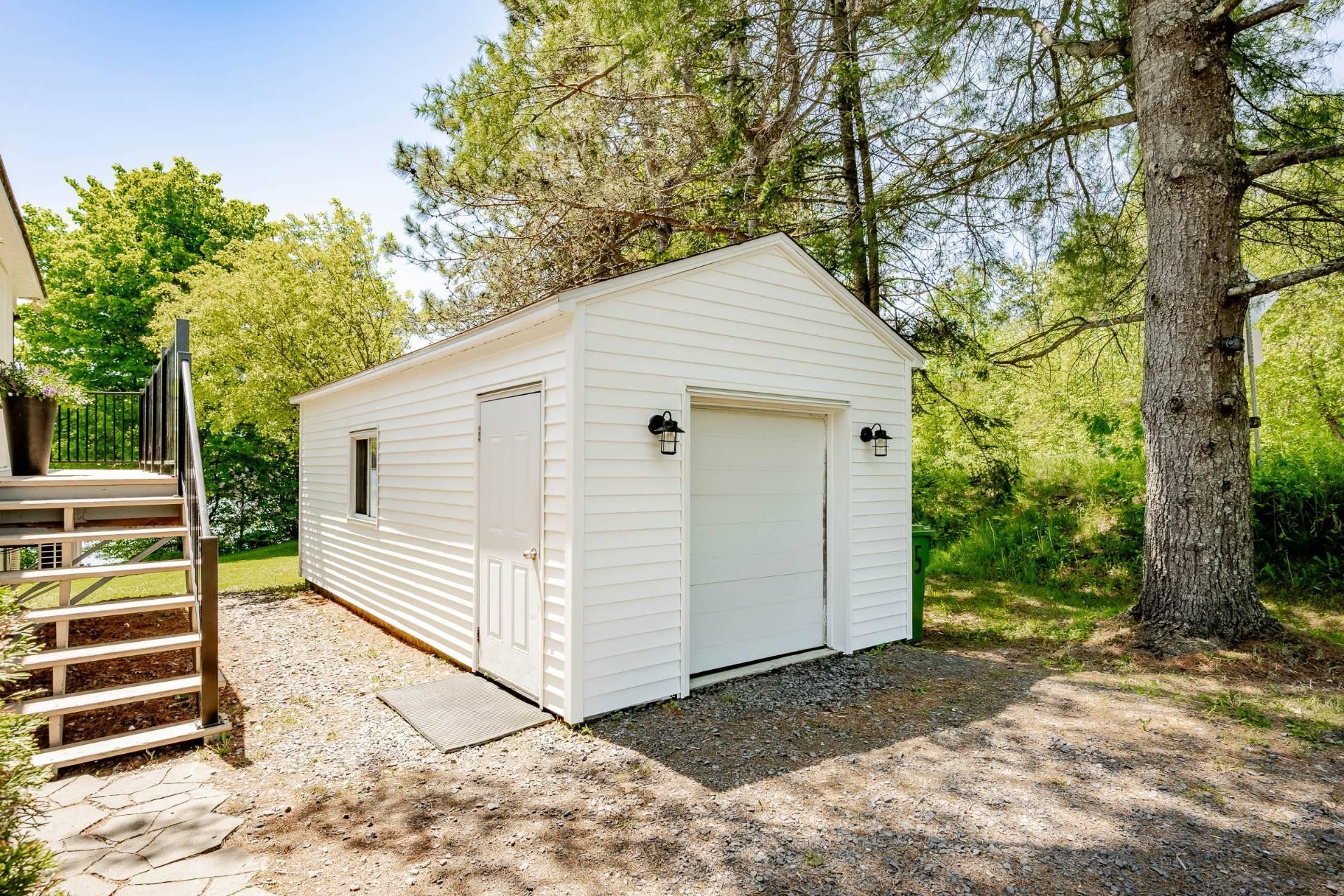 









375


Rue des Sapins

,
Sainte-Catherine-de-Hatley,




QC
J0B1W0

