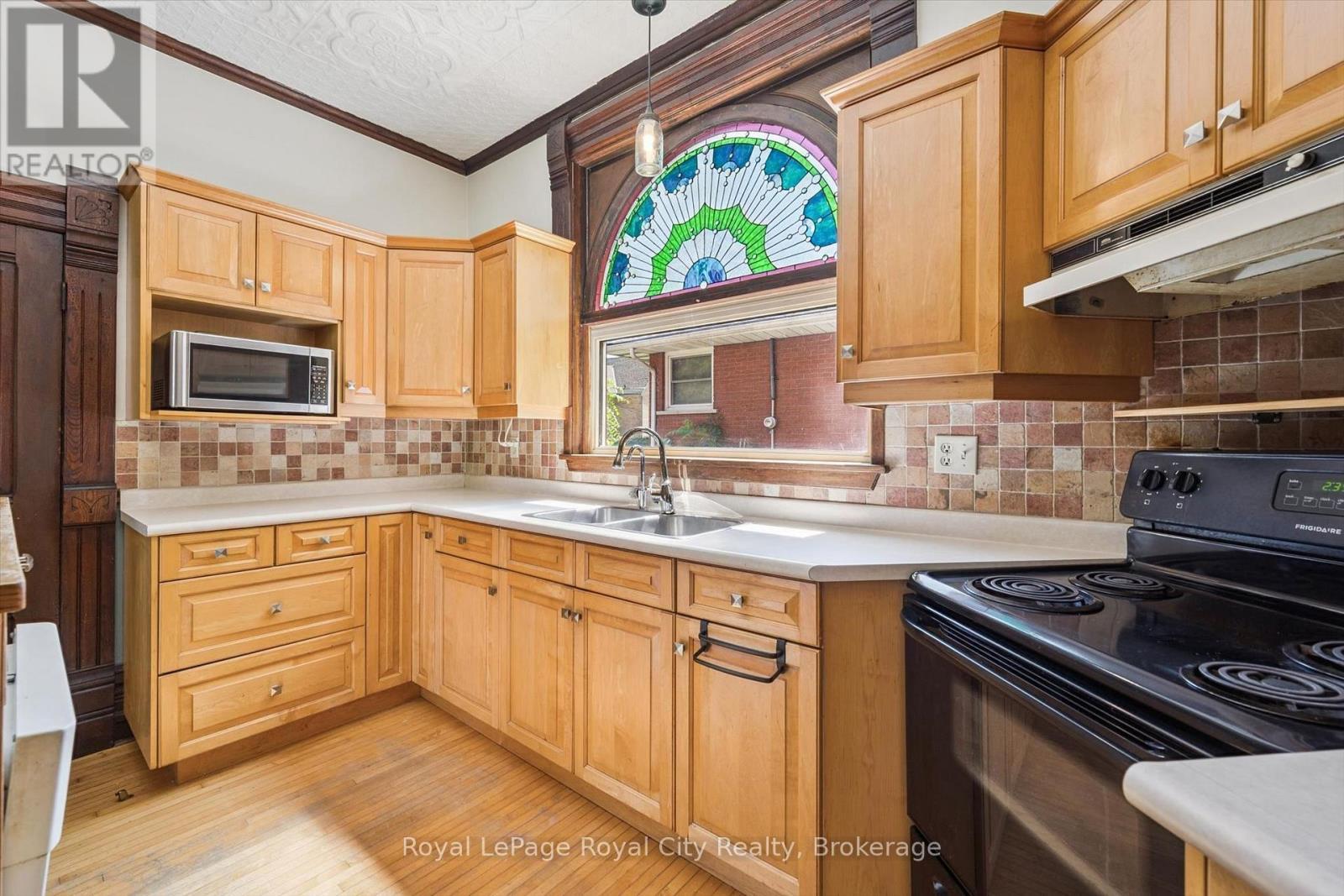 












5 WEST STREET

,
Perth East (Milverton),




Ontario
N0K1M0

