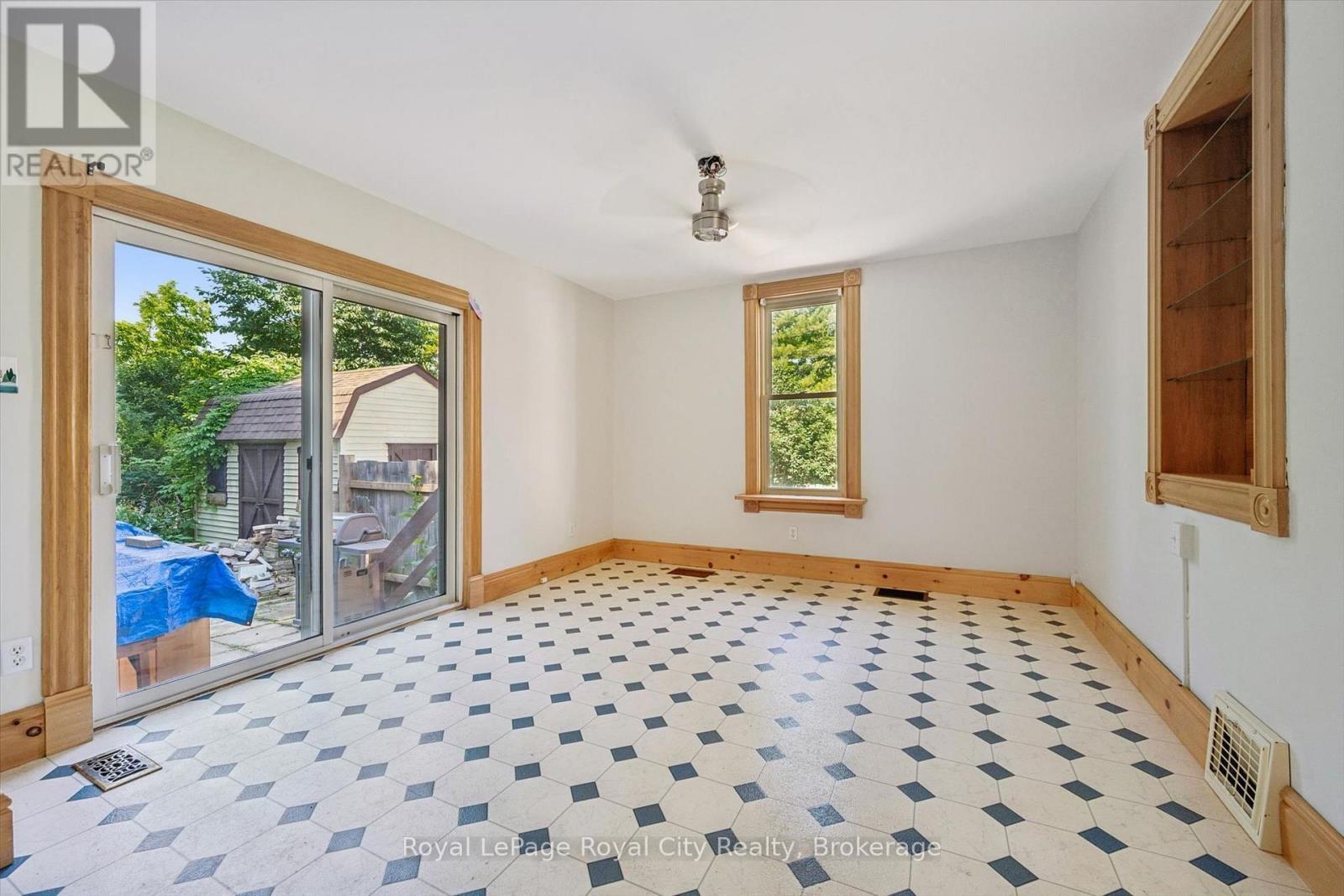 












5 WEST STREET

,
Perth East (Milverton),




Ontario
N0K1M0

