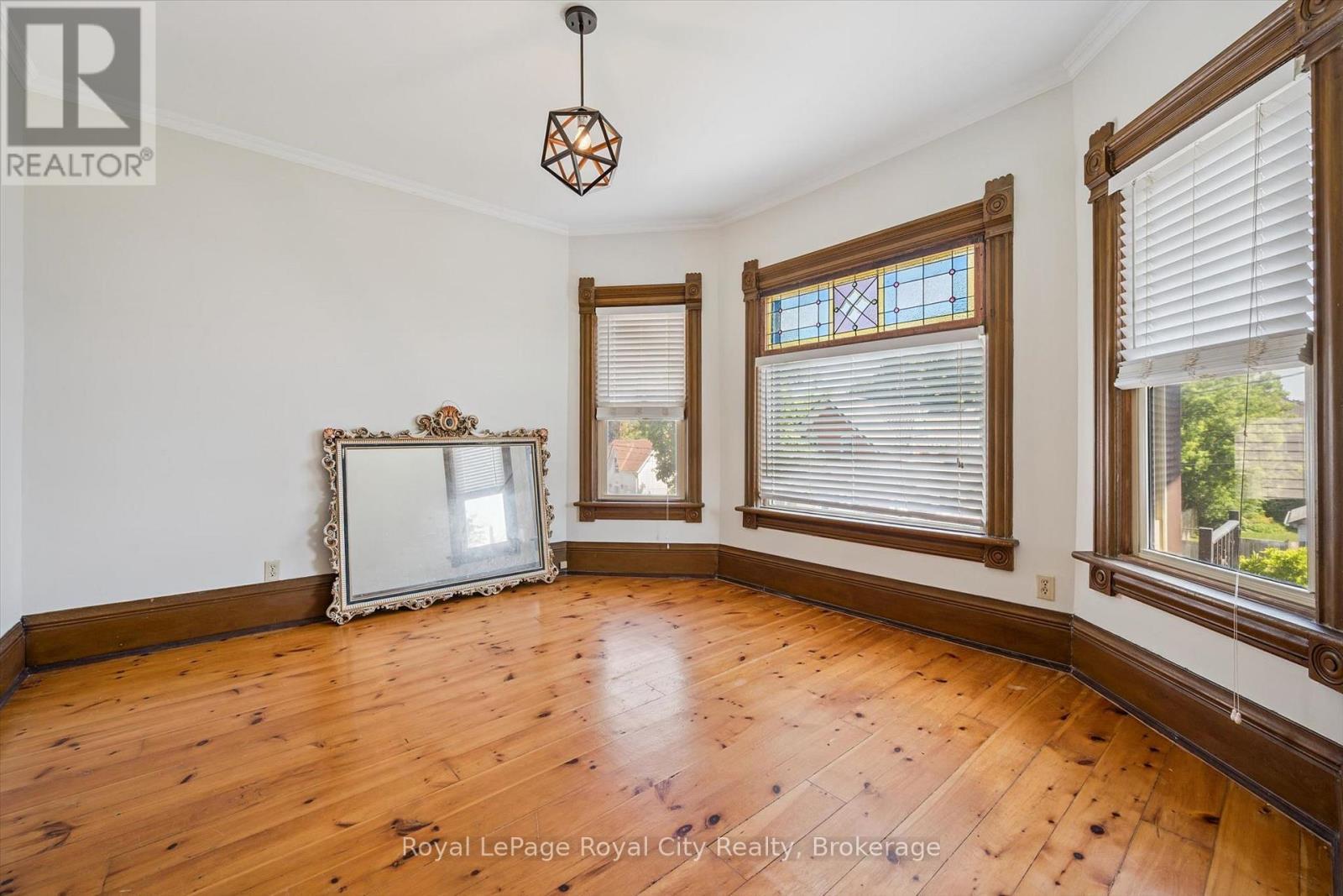 












5 WEST STREET

,
Perth East (Milverton),




Ontario
N0K1M0

