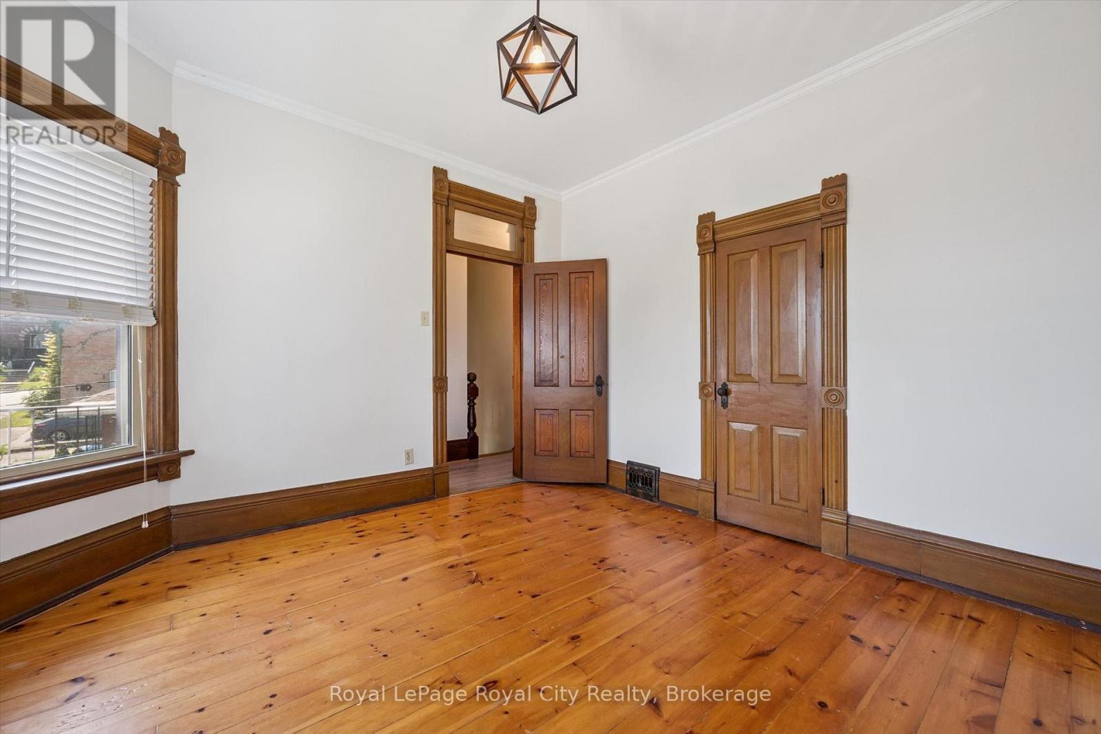 












5 WEST STREET

,
Perth East (Milverton),




Ontario
N0K1M0

