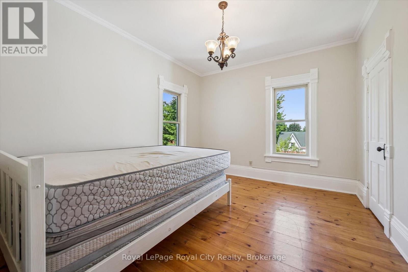 












5 WEST STREET

,
Perth East (Milverton),




Ontario
N0K1M0

